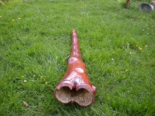 il lui manque encor une petite couche de vernis a la cloche car il est vitrifié'dune dizaine de couches a l'intérieure