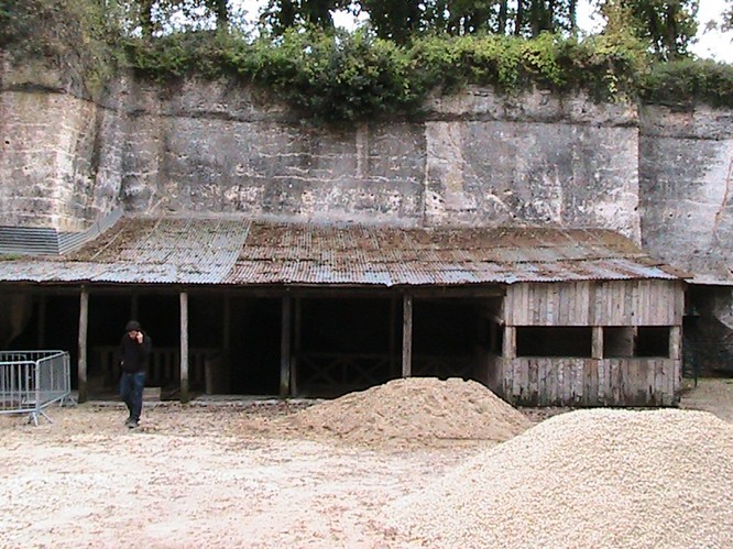 La deuxième grotte, aménagée et résonnante, idéale pour du chant dipho !
