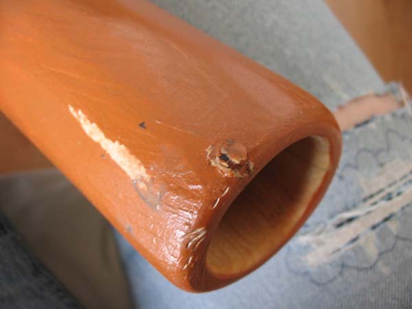 l'embouchure a un peu pri je sais pas peut etre les vis pendant le voyage.. il faut dire qu'à la poste ils sont rarement tendre!!