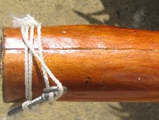 La cloche se décollait, j'ai enlevé la vieille colle avec un cutter et j'ai recollé à l'araldite