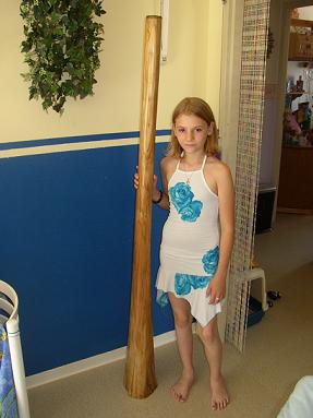 Ma petite fille et le grand didgeridoo lol