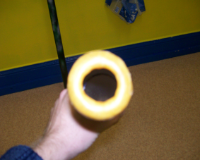Embouchure de 3cm les enfants s'en servent comme trompette pour le moment mais bon patience :) deux ou trois arrivent a sortir le son.