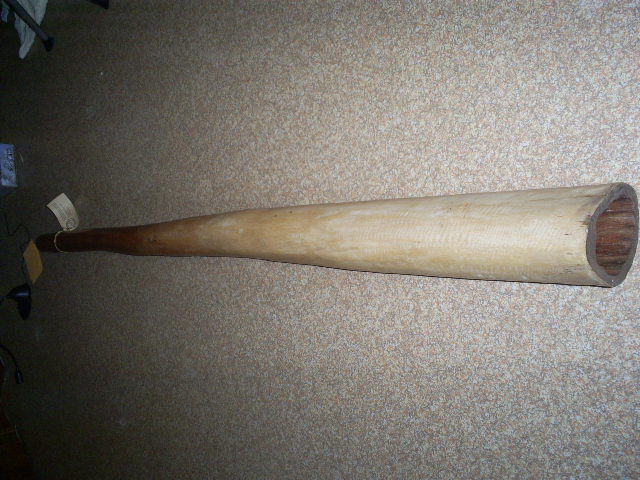 Mon yidaki acheté cette après midi chez didgeridoo passion ! C'est un Fa ! Mirarra Burarrwana en est l'auteur !!