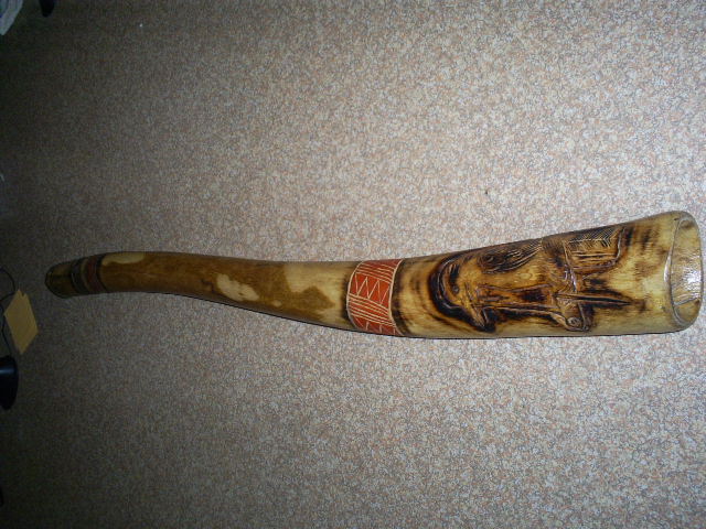 Mon premier didgeridoo acheté et ramené d'australie lors de mon premier voyage ! c un sol # très difficile à jouer mais qui a un son d'une puissance assez phénoménal !!