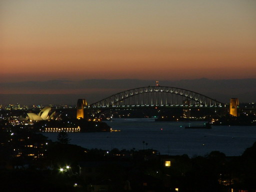 une grande ville de nuit