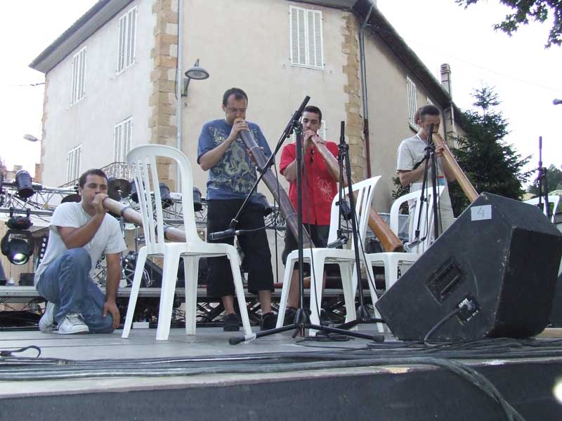 Aix Elan sur scène avec Ben d' Australian Vibrations (ouh l' incruste...lol.nan l' bien aidé...hum...)
